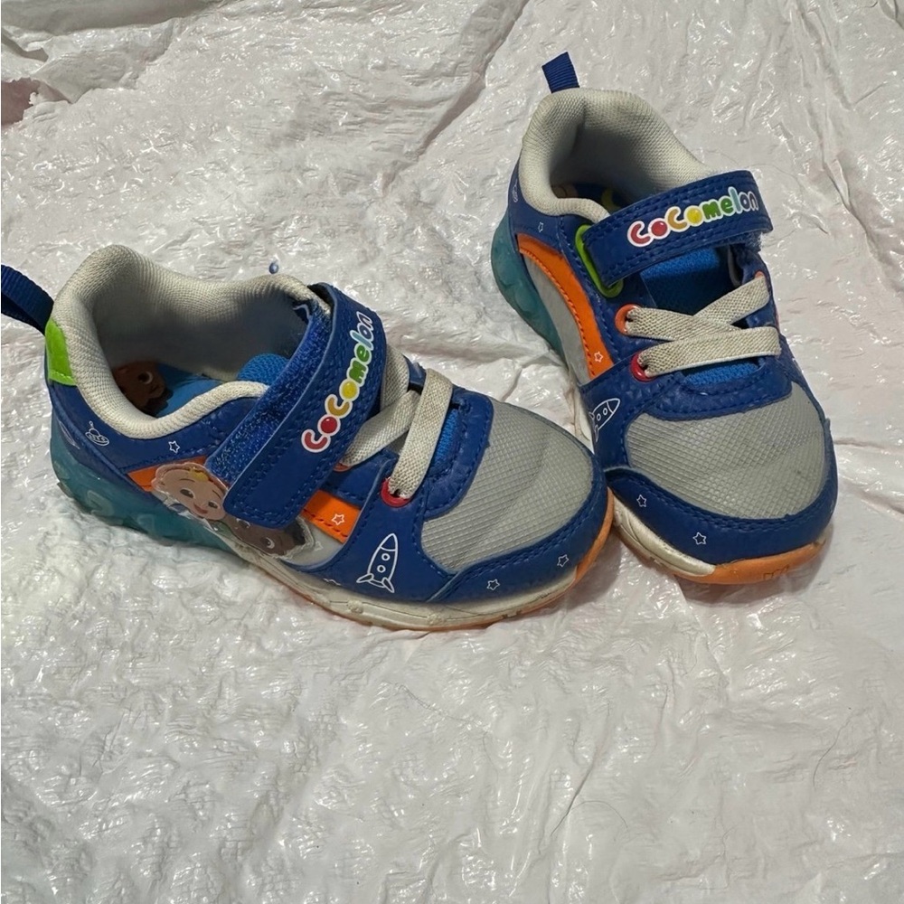 Cocomelon light up sneakers toddler size 8